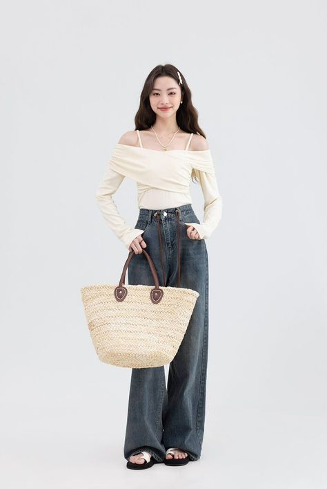 Casual Chic Korean Outfit, Overlap Top, Shoulder Tops Outfit, Collar Bone, Casual Day Outfits, Korean Girl Fashion, Feminine Outfit, Casual Style Outfits, Korean Outfits