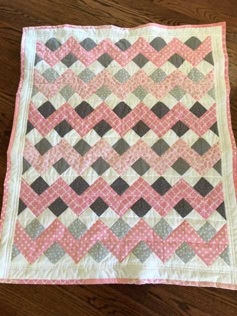 Pink And Grey Quilt Ideas, Pink And Grey Quilts, Pink And Gray Quilts Ideas, Pink And Black Quilts Ideas, Pink And Gray Quilts, Girls Quilts Ideas, Baby Girl Quilts Patterns Free, Baby Girl Quilt Ideas, Pink Quilts Ideas