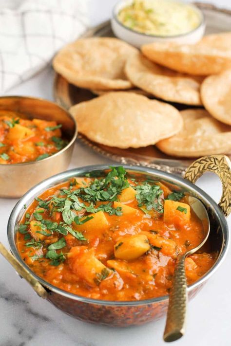 Aloo Rasedar is a quick and easy potato curry in a tomato-ginger gravy heartily seasoned with Indian spices. Ministry Of Curry, Recipe Instant Pot, Potato Gravy, Nourishing Meals, Ginger Sauce, Potato Curry, Vegan Curry, Creamy Potato, One Two Three