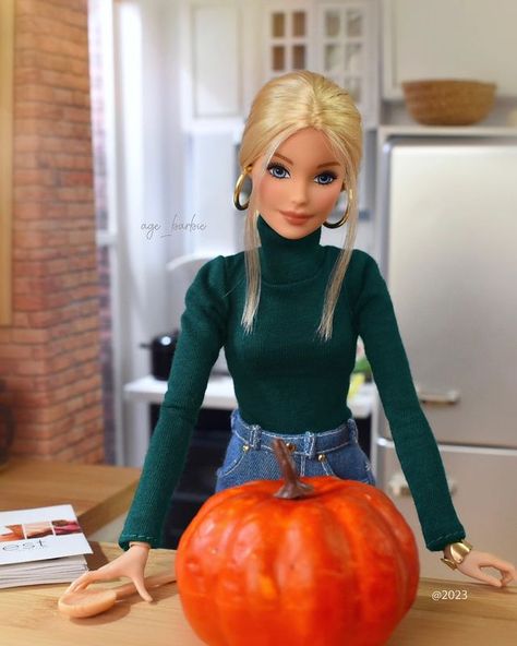 E L A (@age_barbie) | instagramový profil Barbie Diy Clothes, Autumn Barbie, Barbiestyle Instagram, Old Barbie Dolls, Barbie Photography, Barbie Funny, Barbies Pics, Custom Barbie, Barbie Halloween