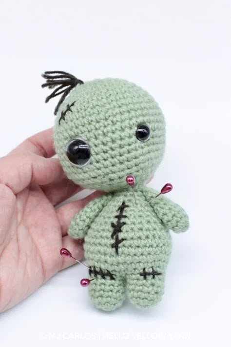 Crochet Dracula Free Pattern, Mummy Crochet Free Pattern, Free Zombie Crochet Patterns, Amigurumi Voodoo Doll Free Pattern, Crochet Pagan, Creepy Amigurumi, Doll Amigurumi Free Pattern, Yellow Yarn, Doll Patterns Free