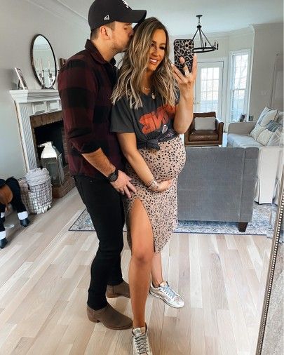 Couple photos, concert outfits, maternity poses. Maternity Outfits Going Out Night, Maternity Summer Concert Outfit, What To Wear To A Concert Pregnant, Rodeo Outfit Maternity, Pregnant In Vegas Outfit, Maternity Going Out Outfit Night, Pregnant Rocker Style Outfit, Maternity Band Tee Outfit, Rodeo Outfits For Pregnant Women