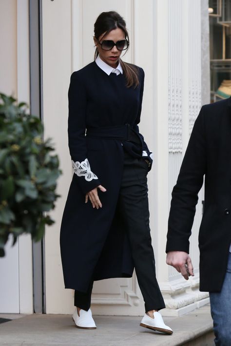 http://www.popsugar.com/fashion/Victoria-Beckham-Wears-Light-Up-Flat-Sneakers-40379659 Victoria And David, Looks Jeans, Victoria Beckham Style, London Fashion Weeks, Moda Chic, Royal Ascot, Olivia Palermo, Gigi Hadid, Mode Vintage