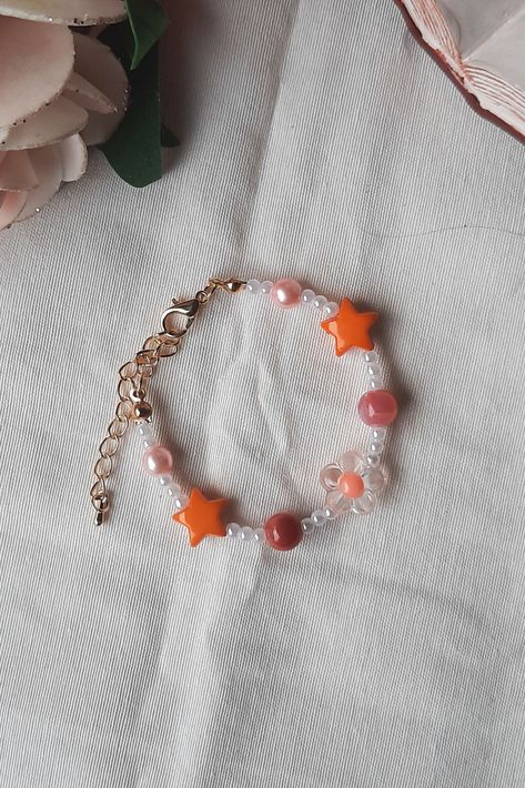 Orange Bracelet Ideas, Orange Beaded Bracelets, Peach Orange Color, Bracelets Ideas, Orange Bracelet, Friendship Bracelets With Beads, Diy Crafts To Do, Peach Orange, Diy Bracelet