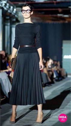 Black Pleated Skirt Outfit, Pleated Skirt Outfits, Rok Outfit, Pleated Skirt Outfit, Chique Outfits, Amal Clooney, Pleated Long Skirt, Black Pleated Skirt, Skirt Trends