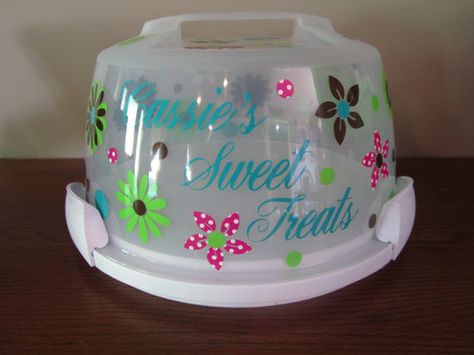 Cupcake Carrier, Cricut Cake, Silhouette Cameo Vinyl, Cake Holder, Cake Carrier, Cricut Christmas Ideas, Vinyl Monogram, Vinyl Gifts, Diy Vinyl