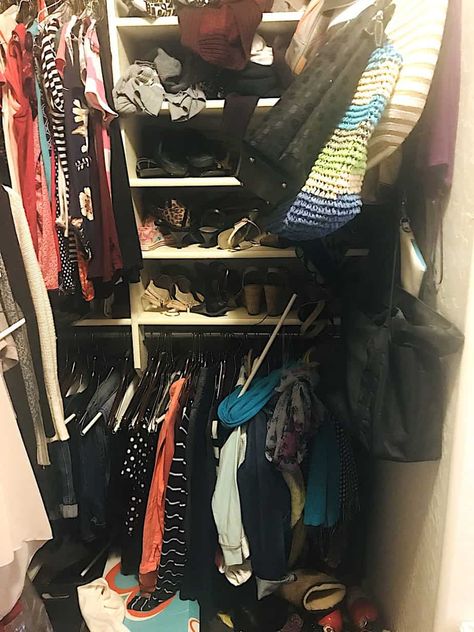 Easy Diy Closet, Closet Organizing Ideas, Easy Closet Organization, Easy Closet, Organization Hacks Bedroom, Corner Closet, Best Closet Organization, Code Clothes, Closet Hacks Organizing