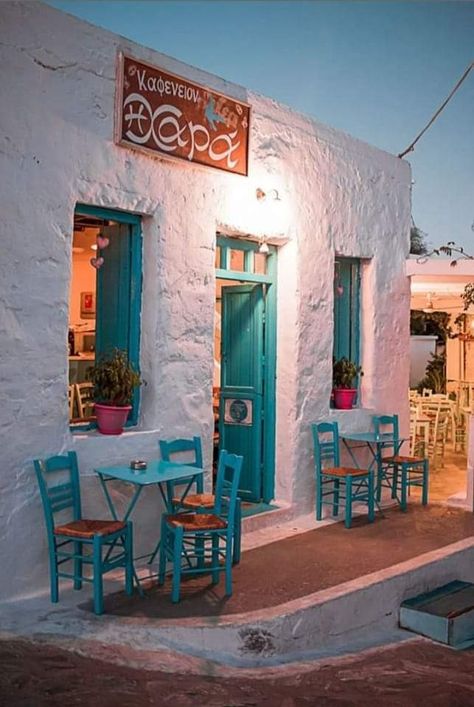 Greek Cafe, Grecia Santorini, Villa Toscana, Greek Heritage, Greek Restaurants, Outdoor Cafe, Outdoor Restaurant, Mediterranean Homes, Small Island