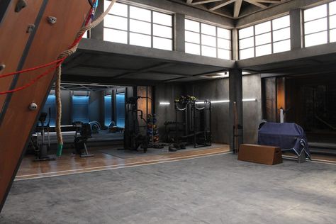 Slideshow: DC Universe: Get a Sneak Peek Inside Titans Tower Teen Titans Tower, Tower Interior, Old Teen Titans, Curran Walters, Titan Tower, Batman Story, Tech Room, Titans Tv Series, Training Room