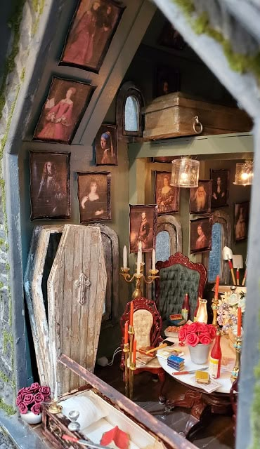 Greggs Miniature Imaginations: Dracula's Lair Gothic Building Castle Dollhouse, Gothic Antique, Halloween Diorama, Haunted House Diy, Gothic Dollhouse, Dollhouse Halloween, Gothic Buildings, Dollhouse Books, Haunted Dollhouse