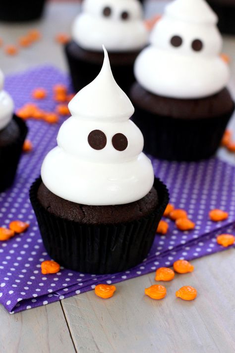 by Lolita-la-Pastelera - Fantasma Cupcakes, Halloween Recipe, Halloween Party Recipe Postres Halloween Ideas, Cupcakes Para Halloween, Cupcakes Halloween, Postres Halloween, Recetas Halloween, Cupcake Tutorial, Halloween Food Treats, Brownie Cupcakes, Halloween Baking