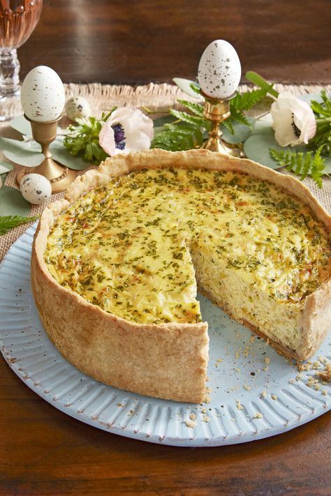 Deep-Dish Bacon and Leek Quiche --- from 70+ No-Stress Easter Dinner Recipes at Country Living Leek Quiche, Fathers Day Brunch, Easy Egg Recipes, Easter Brunch Food, Easter Dinner Recipes, Cake Platter, Quiche Recipes, Living Magazine, Easter Dinner