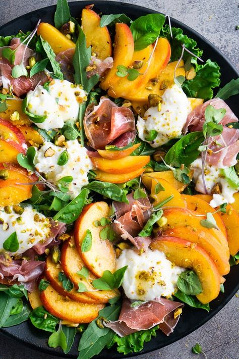 Fresh burrata, fresh peaches, prosciutto, mixed greens, pistachios, and dijon vinaigrette. Serve burrata salad at formal or casual events. #burrata #burratasalad Peach Burrata Salad, Peach Burrata, Sommer Mad, Plats Healthy, Burrata Salad, Bitter Greens, Burrata Cheese, Peach Salad, Balsamic Dressing