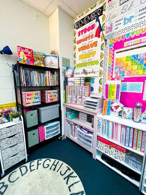 Teacher desk! Desk Decor Ideas Teacher, Teacher Desk Arrangement, Teacher Counter Organization, Teacher Computer Area, Elementary Desk Organization, Classroom Countertop Organization, Elementary Teacher Desk Ideas, Teacher Space Organization, Teacher's Desk