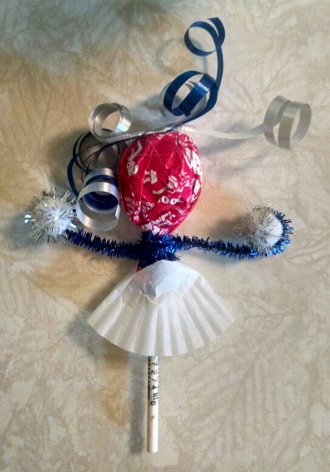 Lollipop cheer favor. Cheerleading Dessert Ideas, Cheer Favors Cheerleading Cute Ideas, Cheerleader Suckers, Cheerleading Party Favors, Cheerleader Lollipops, Cheerleading Snack Ideas, Cheer Dessert Ideas, Cheer Party Favors, Cheer Lollipops