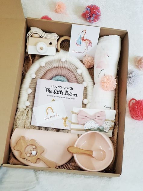 Newborn Hamper Ideas, Diy Newborn Gifts, Gift Box Ideas Handmade, Baby Gift Box Ideas, Newborn Hamper, Newborn Gift Ideas, Expecting Mom Gift Basket, Hampers Baby, Newborn Gift Basket