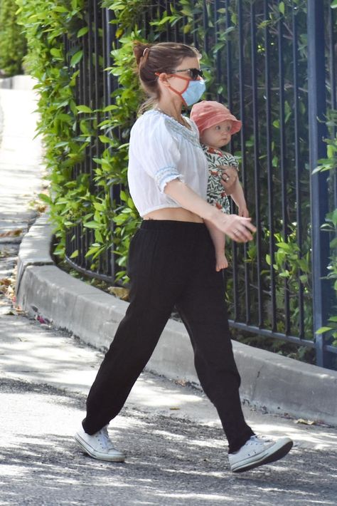 Kate Mara wears a crop top, sweats and white Converse sneakers. #streetstyle #katemara #converse #conversesneakers #whitesneakers White Chuck Taylor Outfit Women, Chuck Taylors Outfit Women, White Chuck Taylors Outfit, Ivory Converse, Kate Mara Style, Chuck Taylors Outfit, White Chuck Taylors, Scene Style, Jamie Bell