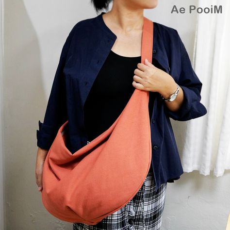 Ideas for making a crossbody bag from half circle fabric. How To Make A Cross Body Bag, Over Shoulder Bags Cross Body Handbags, Cross Shoulder Bag Pattern, Diy Crossbody Bag Tutorial, Half Moon Crossbody Bag, Diy Cross Body Bag Pattern Free, Sew Cross Body Bag, Shoulder Bag Patterns To Sew, Diy Cross Body Bag