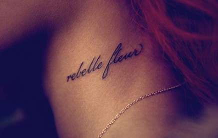 Rihanna Tattoo, Quote Tattoos Placement, Tattoo Neck, Neck Tattoos Women, Foot Tattoos For Women, Arrow Tattoos, Feather Tattoos, Hip Tattoo, Trendy Tattoos