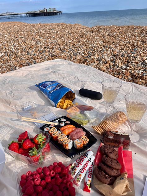 Picnic Food Ideas Beach, Sushi Beach Picnic, Sushi At The Beach, Beach Meal Ideas, Sushi On The Beach, Picnic On The Beach Ideas, Picnic Beach Ideas, Beach Picnic Date Ideas, Sushi Picnic Date