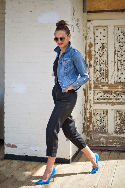 Informal Outfits Woman, Jeans Wedding Outfit Women, Blue Pumps Outfit, Denim Pumps, Pumps Outfit, Mother Of Four, Mode Mantel, Ny Outfits, Blue Pumps