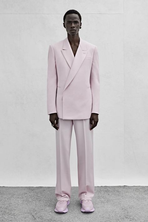 Alexander McQueen Spring 2023 Menswear Fashion Show | Vogue Alexander Mcqueen Spring 2023, Summer Fashion Week, 2023 Menswear Fashion Show, Alexander Mcqueen Fashion, Suit Men, Menswear Fashion Show, Alexander Mcqueen Men, Menswear Fashion, Menswear Collection