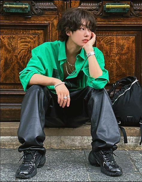 City Aesthetic Outfit Male, Casual Poses Male, Japan Fashion Street Men, City Aesthetic Outfit, Jimin Outfit, Kpop Fashion Men, Japan Fashion Street, Outfits Hombre, Hot Asian Men