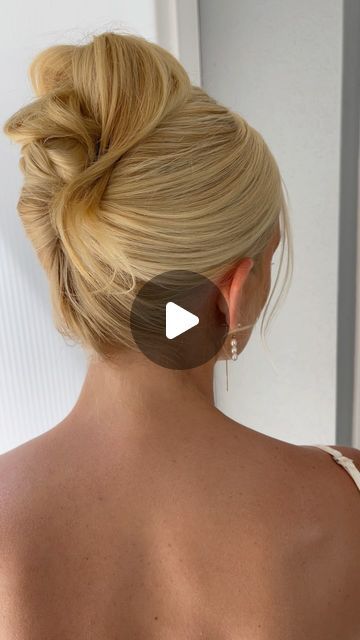 Niki Taylor - Bridal + Editorial Hairstylist on Instagram: "Finalé bride of 2023🔥.. and we went out with classy and chic!   Our final moments of 2023 finessing the face framing and placing the veil.. how spectacular, WHAT A YEAR!!  NEW @natalieannehaircare SOFT SHAPING TEXTURE MIST.. im obsessed!  Then locking it in with my holy grail @originalmineral ORIGINAL QUEENIE HAIRSPRAY  Just a good big barrelled Blow out with GHD HELIOS and swept up into a classic twist! GHD CREATIVE CURL WAND on the face frame @ghdhair_anz @ghdhair @ghdpro_anz 💫 I really admire this hairstyle choice for the #2024bridetobe !   Professional Noosa hairstylist for the modern bride, Book your 2024 | 2025 wedding date today!  WWW.SASSANDNIKI.COM  #modernweddinghair #ghdstylesquad #noosahairdresser #haireducation #bri French Twist With Veil, Bridal Hairstyles With Veil, Ghd Creative Curl Wand, Modern French Twist, Ghd Helios, French Twist Tutorial, Curl Wand, Modern French Twists, 90s Hair