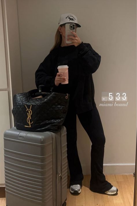 Airport Style Comfy, Plane Outfit Airport Style, Airport Outfit Comfy, Danielle Carolan, Airport Outfit Winter, Cute Airport Outfit, Plane Outfit, Comfy Airport Outfit, Airport Travel Outfits