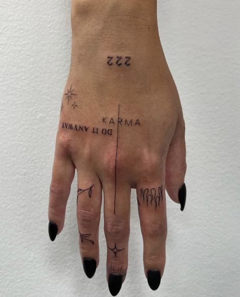 Wörter Tattoos, Tato Henna, Hand And Finger Tattoos, Pretty Hand Tattoos, Delicate Tattoo, Hand Tattoos For Women, Small Hand Tattoos, Classy Tattoos, Discreet Tattoos