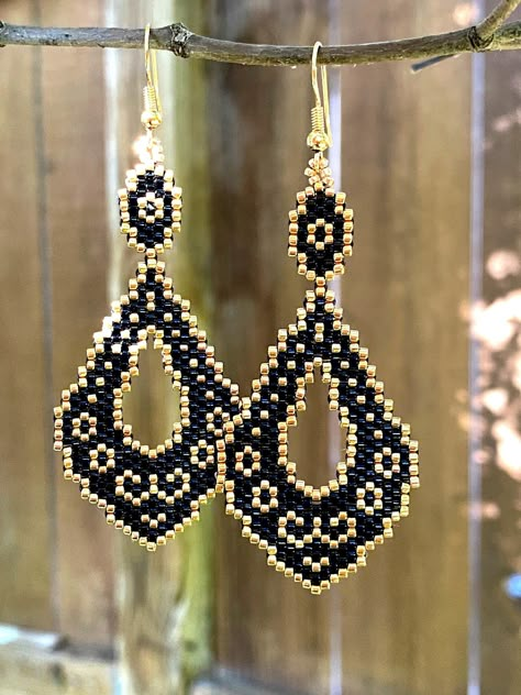 Brick Stitch Pendant, Brick Stitch Beading Patterns Free, Beading Patterns Free Tutorials, Brick Stitch Earrings Pattern, Seed Beads Earrings, Miyuki Beads Pattern, Stitch Earrings, Earrings Patterns, Beading Patterns Free