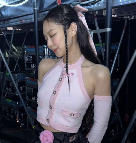 Blackpink icon Pink Tour, Jennie Kim Blackpink, Flower Backdrop, Korean Hairstyle, Blackpink Fashion, Blackpink Lisa, Blackpink Jennie, Korean Makeup, بلاك بينك