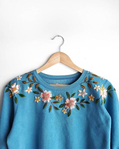 Floral Embroidery Tshirt, Floral Embroidered Sweater, Blue Shirt Embroidery, Embroidered Jumper Diy, Jumper Embroidery Ideas, Machine Embroidery Tshirt, Sweater Embroidery Ideas, Embroidery Learning, Patterns Outfit