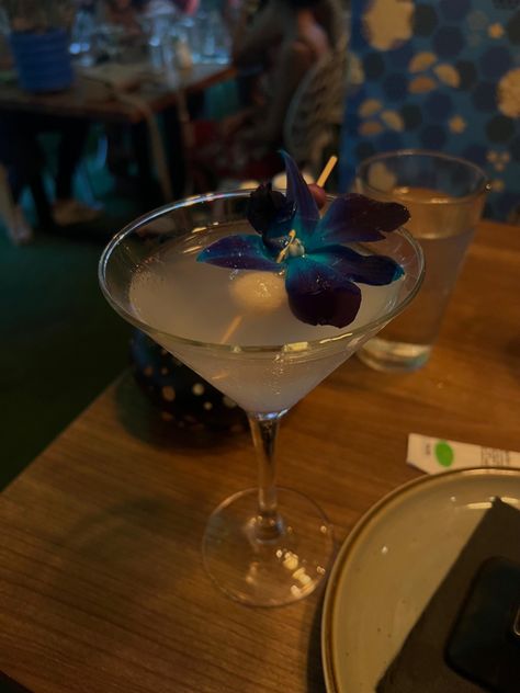 Lychee martini Martini Lychee, Lychee Martini, Pretty Alcoholic Drinks, Yummy Alcoholic Drinks, Fancy Drinks, Pretty Drinks, Blue Dream, Dream On, Drink Up