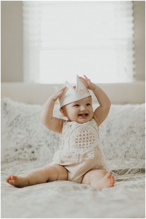 One Year Old Lifestyle Photography, One Year Old Picture Ideas, One Year Photos, One Year Photoshoot, One Year Old Photoshoot, 1 Year Baby, One Year Pictures, Sweet Hug, Baby Birthday Photoshoot