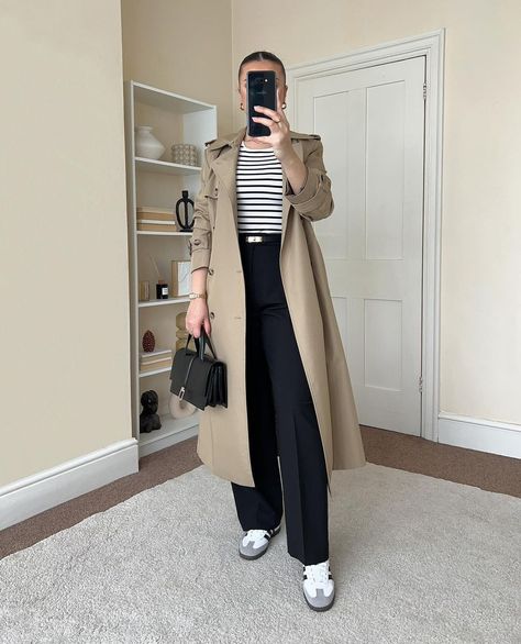 Trench Coat Formal Outfit, Fall Outfits Adidas Samba, Sand Coat Outfit, Cold Morning Outfit, Trench Coat Outfit Work, White Long Coat Outfit, French Coat Outfits, Outfits Con Saco Beige, Rain Work Outfit