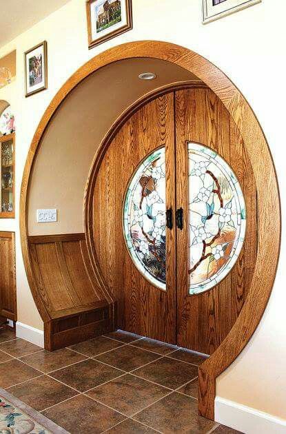 Hobbit door Hobbit House Ideas, Hobbit Front Door, Cool Interior Doors, Diy Hobbit Door, Hobbit Home Interior, Hobbit Inspired House, Round Door Design, Hobbit Kitchen, Hobbit Doors