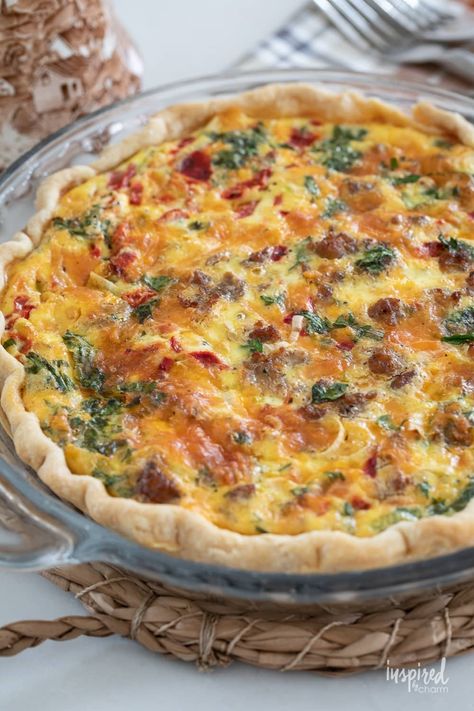 How to Make Roasted Red Pepper and Sausage Quiche #breakfast #brunch #quiche #sausage #roastedredpepper #easy #lunch #recipe Veg Quiche, Easy Quiche Recipe, Potato Quiche, Sausage Quiche, Vegetarian Quiche, Vegetable Quiche, Easy Quiche, Breakfast Quiche Recipes, Quiche Recipes Easy