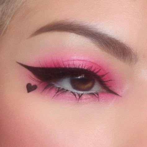 Si quieres saber que pasa lee la historia y si quieres cambiar la per… #cienciaficción # Ciencia Ficción # amreading # books # wattpad Birthday Eyeliner, Draculaura Makeup, Monster High Makeup, Draculaura Aesthetic, Teknik Makeup, Halloweenský Makeup, Drag Make-up, Makeup Drawing, Cute Eye Makeup