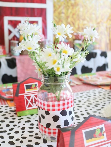 Farm Themed Birthday Party Table Decorations, Farm Theme Centerpieces Barnyard Party, Cow Party Table Decor, Diy Farm Themed Party Decorations, Farm Party Table Centerpiece, Farm Animal Table Decorations, Farm Themed Table Decor, Cow Theme Table Decorations, Farm Animal Centerpieces Diy