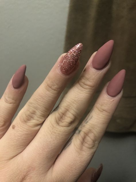 Matte tan nails with pink glitter Matte Mauve Nails With Glitter, Matte Neutral Nails With Glitter, Rose Gold Matte Nails, Matte Dusty Rose Nails, Matte Rose Nails, Blush Colored Nails, Dusky Rose Nails, Elegant Nails Matte, Matte Tan Nails