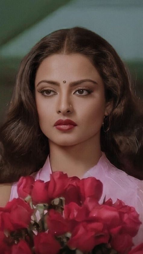 Vintage Bollywood Makeup, Rekha Actress Aesthetic, Rekha Makeup Look, Vintage Bollywood Actress, Rekha Ji Aesthetic, Bollywood 90s Makeup, Silsila Movie, Rekha 90s, Rekha Silsila