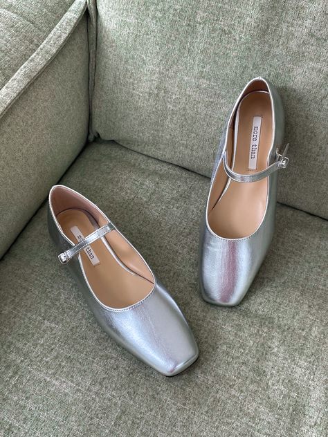 Silver Shoes Aesthetic, 2024 Predictions, Ribbon Dance, Glam Shoes, Shoes Aesthetic, Bond Girl, Ootd Aesthetic, Office Outfit, November 23