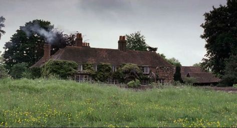 The Ivy-Covered Country House from "Howards End" Is For Sale End Aesthetic, Howards End, Howard End, Oxfordshire England, English Cottages, Country Cottages, British Country, Movie Locations, Poster Color