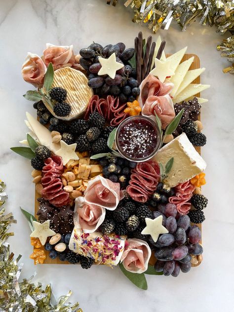 Nye Party Platters, Nye Cheese Board, Star Charcuterie Board Ideas, Nye Graze Board, New Years Grazing Board, Nye Snack Board, Edible Charcuterie Board, New Year’s Eve Cheese Board, New Year Cheese Board