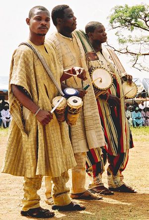 National dress of Nigeria. Colorful clothing of Nigerian tribes - Nationalclothing.org Nigerian Tribes, Ghana Empire, Talking Drums, Nigerian Culture, African Drum, Yoruba People, Afrikaanse Kunst, Eco Print, Style Reference