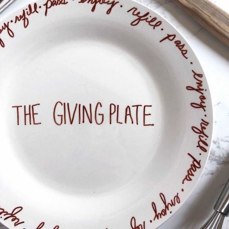 This Dollar Tree Giving Plate is an affordable and easy Thanksgiving inspired craft. The Giving Plate is a classic gift that keeps on giving to loved ones. #givingplate #gift #printable #freeprintable #holiday #dollartree #passion4savings #affordable #deal #easy #craft #diy The Giving Plate, Kid Friendly Thanksgiving, Giving Plate, Thankful Tree, The Giving Tree, Plates Diy, Sharpie Marker, Gift Printable, Easy Thanksgiving