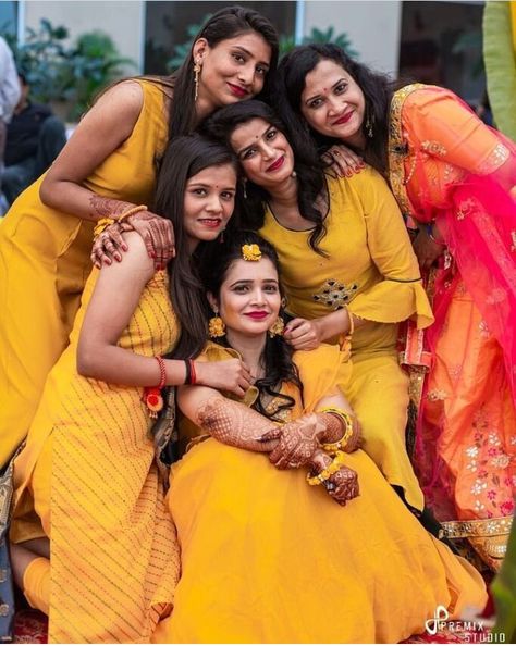 Bride Haldi Group Poses, Haldi Poses With Sister, Haldi Photoshoot Poses With Sisters, Haldi Friends Pose, Haldi Sister Poses, Haldi Group Poses, Haldi Photography Ideas With Friends, Mangala Snanam Stills, Haldi Poses For Bride With Friends