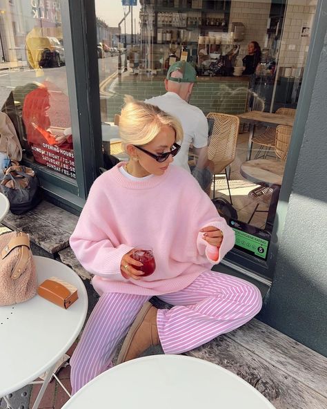 India Moon (@indiaamoon) • Instagram photos and videos Pastel Winter Outfit, Pink Jumper Outfit, French Girl Outfits, Coffee Shop Date, Scandinavian Outfit, Cute Pink Outfits, Look Rose, Coffee Shop Aesthetic, Girl Fashion Style