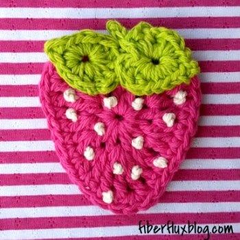 Tip: Button on the Backside ~ Snappy Tots Strawberry Applique, Appliques Au Crochet, Crochet Embellishments, Crochet Strawberry, Crochet Fruit, Crochet Fun, Applique Pattern, Crochet Flower Patterns, Crochet Applique